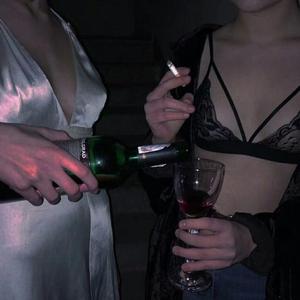 顾平把船开到了湖中央
