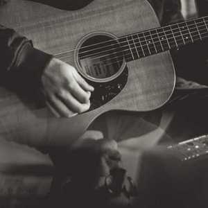 顾平把船开到了湖中央
